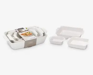 Sæt med fire hvide keramiske ovnfaste fade i forskellige størrelser, alle med lige sider og let udadbuede kanter for nem håndtering. Fadene kan stables ind i hinanden for pladsbesparende opbevaring. Overfladerne er glatte og blanke, hvilket gør dem velegnede til ovnbrug og nem rengøring.