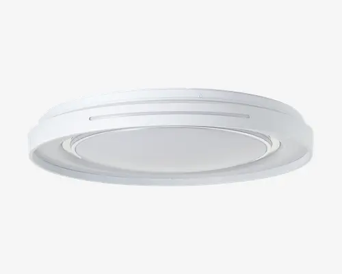 Et moderne, rundt loftarmatur med glat, hvid finish og lav profil. Designet har en central, matteret diffuser, der sikrer jævn lysfordeling, omgivet af en let forsænket ring og diskrete linjeaccenter på den ydre kant. Armaturet er velegnet til rum med lav loftshøjde.