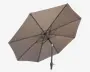 Stor udendørs parasol med taupefarvet dug og solid sort metalramme. Parasollen har et håndsving til nem åbning og lukning, og dugen understøttes af flere stænger for ekstra stabilitet. Stangen er let vinklet, hvilket tyder på, at parasollen kan justeres for at give skygge i forskellige retninger.