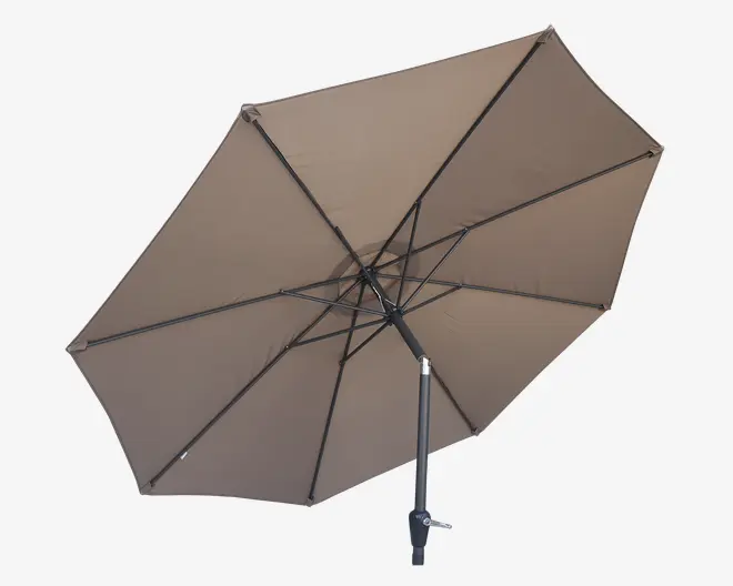 Stor udendørs parasol med taupefarvet dug og solid sort metalramme. Parasollen har et håndsving til nem åbning og lukning, og dugen understøttes af flere stænger for ekstra stabilitet. Stangen er let vinklet, hvilket tyder på, at parasollen kan justeres for at give skygge i forskellige retninger.