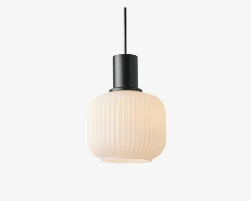 Loftlampe med rund, rillet glasskærm i blød hvid farve, som giver et diffust lys. Toppen er i mat sort med et slankt, cylindrisk design, og lampen hænger i en lige sort ledning. Udtrykket er moderne og minimalistisk, velegnet til nutidige indretninger.