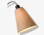 En konisk lampeskærm lavet af beige tekstil med synlig struktur, monteret på en fleksibel metalarm. Øverst sidder en sort plastfatning med en integreret tænd/sluk-knap for nem betjening. Lampeskærmens inderside er hvid, hvilket giver en blød og varm lysspredning.