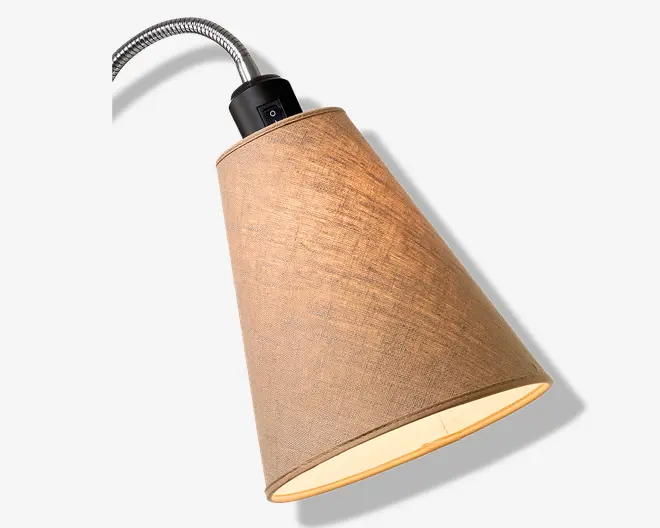 En konisk lampeskærm lavet af beige tekstil med synlig struktur, monteret på en fleksibel metalarm. Øverst sidder en sort plastfatning med en integreret tænd/sluk-knap for nem betjening. Lampeskærmens inderside er hvid, hvilket giver en blød og varm lysspredning.