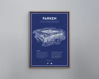 En indrammet plakat med en blueprint-lignende illustration af et stadion, tegnet med hvide linjer på en dybblå baggrund. Øverst på plakaten står 'PARKEN' med store hvide bogstaver, og nedenunder er der yderligere oplysninger som placering, åbningsdato og kapacitet. Illustrationen viser en detaljeret, tredimensionel visning af stadionets struktur, inklusive tribuner, indgange og omkringliggende træer. Under illustrationen er der to tekstkolonner med historiske og beskrivende oplysninger om stadionet, samt et citat og små ikoner nederst. Rammen er tynd og i lyst træ, og plakaten har en dobbelt hvid kant for at fremhæve motivet.