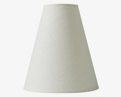 Kegleformet lampeskærm med glat, lysebeige stof og diskret tekstur. Skærmen har bred bund og smal top, hvilket giver et klassisk og minimalistisk udtryk, der passer til forskellige lampetyper.