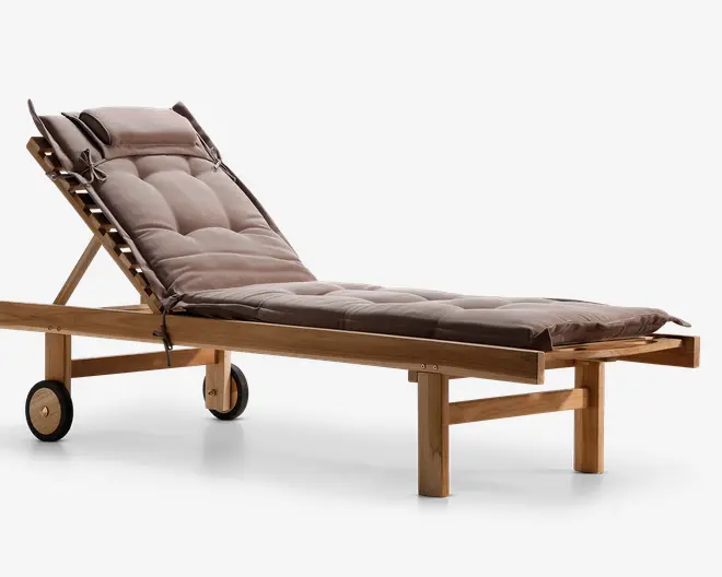 Justerbar loungestol i træ med en tyk, quiltet brun hynde og matchende hovedpude. Stolen har en robust ramme, to hjul for nem flytning og en ryglæn, der kan lænes tilbage for individuel komfort.