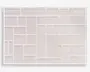 Rektangulært produkt med et geometrisk patchwork-design bestående af rektangler og firkanter i forskellige størrelser. Overfladen er tekstureret, hvor hvert felt har et let forskelligt mønster eller vævning, alt sammen i en ensartet lys beige eller offwhite farve. Kanterne på hver form er markeret med hævede sømme, hvilket giver en diskret tredimensionel effekt.