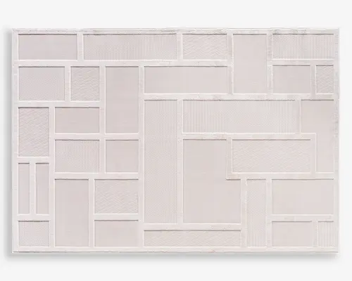 Rektangulært produkt med et geometrisk patchwork-design bestående af rektangler og firkanter i forskellige størrelser. Overfladen er tekstureret, hvor hvert felt har et let forskelligt mønster eller vævning, alt sammen i en ensartet lys beige eller offwhite farve. Kanterne på hver form er markeret med hævede sømme, hvilket giver en diskret tredimensionel effekt.