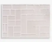 Rektangulært produkt med et geometrisk patchwork-design bestående af rektangler og firkanter i forskellige størrelser. Overfladen er tekstureret, hvor hvert felt har et let forskelligt mønster eller vævning, alt sammen i en ensartet lys beige eller offwhite farve. Kanterne på hver form er markeret med hævede sømme, hvilket giver en diskret tredimensionel effekt.