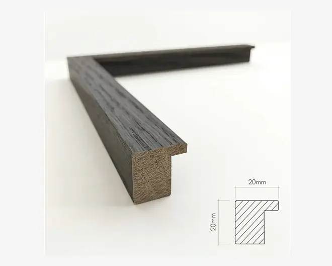 Nærbillede af et mørkt trærammehjoerne med synlig træstruktur. Rammen har en trappet profil, som vist på tegningen, hvor både højde og bredde er 20 mm. Tværsnittet viser et retvinklet hak, hvilket giver rammen et moderne og stilrent udtryk.
