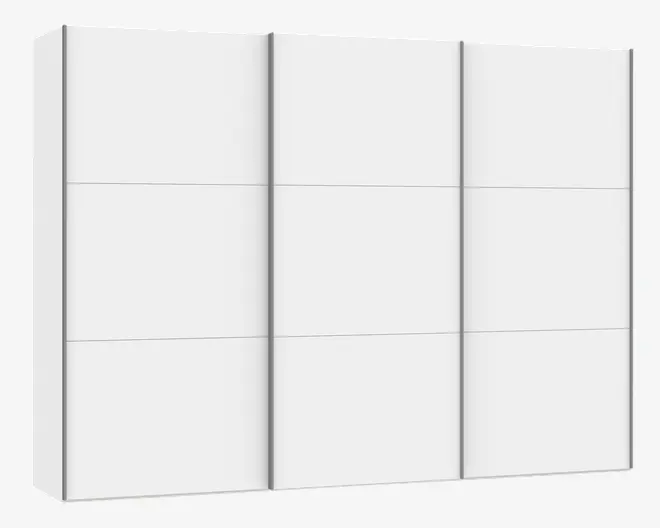 Et stort, moderne garderobeskab med et minimalistisk design og tre brede skydedøre. Overfladen er glat og mat hvid med diskrete lodrette og vandrette linjer, der deler hver dør op i tre rektangulære paneler. Skabet har et rent udtryk uden synlige greb, hvilket understreger det stilrene og moderne look.