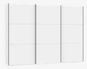 Et stort, moderne garderobeskab med et minimalistisk design og tre brede skydedøre. Overfladen er glat og mat hvid med diskrete lodrette og vandrette linjer, der deler hver dør op i tre rektangulære paneler. Skabet har et rent udtryk uden synlige greb, hvilket understreger det stilrene og moderne look.