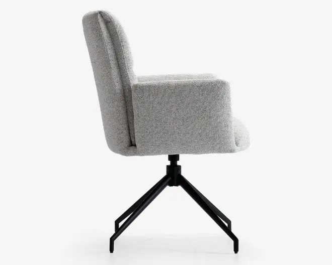 Sidevisning af en moderne stol med lysegråt, tekstureret stofbetræk. Stolen har en tyk, polstret sæde- og ryghynde med lige, rene linjer og integrerede armlæn. Den står på en sort, firebenet metalbase, hvor benene er vinklet udad for stabilitet.