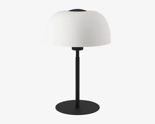 En moderne bordlampe med en mat sort, cylindrisk fod og stang, toppet med en stor, kuppelformet hvid lampeskærm. Lampeskærmen er glat og uigennemsigtig, hvilket giver et blødt og diffust lys. Designet er minimalistisk og tidssvarende, velegnet til mange forskellige indretninger.