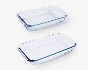 Sæt med to rektangulære glasfade med glatte, afrundede kanter og let udadbuede kanter. Begge fade har en dyb indvendig form, der egner sig til for eksempel lasagne eller gratin, og det gennemsigtige glas gør det nemt at holde øje med maden under tilberedning. Fadene kan stables for nem opbevaring.