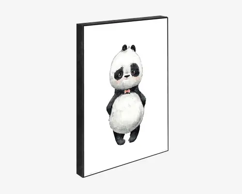 Indrammet print med en sød, håndtegnet panda med rund mave, der står oprejst. Pandaen har en lille lyserød butterfly under hagen og et blidt, lidt genert udtryk. Baggrunden er helt hvid, hvilket giver kunstværket et rent og moderne udtryk. Rammen er smal og sort, hvilket giver billedet en diskret kant.