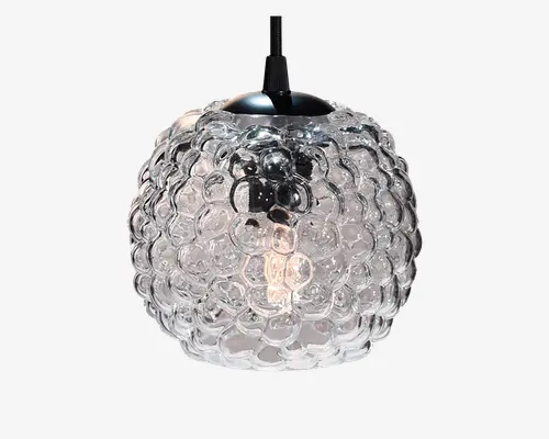 Rund pendellampe med en klar glasafskærmning, der har et tekstureret boblemønster. Glasset er tykt og har en blank finish, hvilket giver et dekorativt og moderne udtryk. Pæren er synlig indeni og bidrager til en stemningsfuld belysning. Lampen har en elegant sort metalhætte og sort ledning til ophæng.