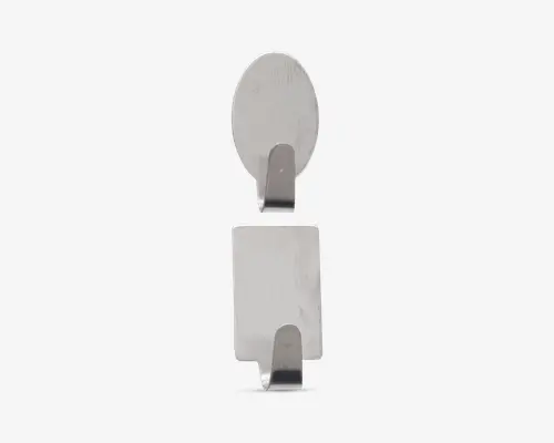 Sæt med to vægkroge i rustfrit stål, én med oval base og én med rektangulær base. Begge kroge har en børstet metaloverflade og et enkelt, moderne design med en enkelt buet krog nederst. Velegnet til ophængning af ting som håndklæder, nøgler eller køkkenredskaber.