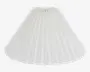 Hvid lampeskærm med bred, konisk form og plisseret stofdesign. Plisseringerne giver et tekstureret og elegant udseende, og skærmen er åben både i toppen og bunden for lysdiffusion. Materialet virker let og en smule gennemsigtigt.