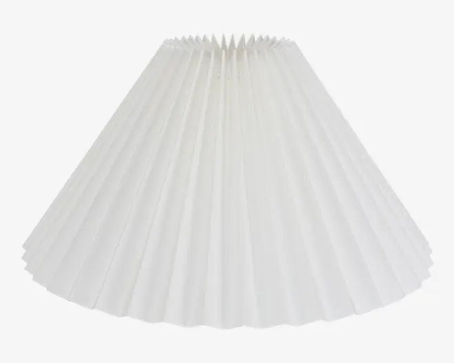 Hvid lampeskærm med bred, konisk form og plisseret stofdesign. Plisseringerne giver et tekstureret og elegant udseende, og skærmen er åben både i toppen og bunden for lysdiffusion. Materialet virker let og en smule gennemsigtigt.