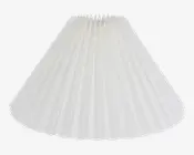 Hvid lampeskærm med bred, konisk form og plisseret stofdesign. Plisseringerne giver et tekstureret og elegant udseende, og skærmen er åben både i toppen og bunden for lysdiffusion. Materialet virker let og en smule gennemsigtigt.