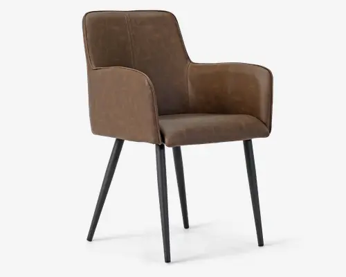 Stol med brun polstring i kunstlæder på sæde og ryg, designet med let buede former for ekstra komfort. Stolen har integrerede armlæn og synlige syninger, der giver et moderne udtryk. Den står på fire slanke, sorte metalben, der er let udadgående for øget stabilitet.