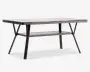 Rektangulært bord med en glat, flad bordplade og et moderne, minimalistisk design. Bordet har skråtstillede ben, der danner et X på hver ende, hvilket giver stabilitet og et nutidigt udtryk. Under bordpladen er der en ekstra hylde, som giver ekstra opbevarings- eller udstillingsplads. Bordet har en elegant, mørk finish, der gør det stilfuldt og alsidigt til forskellige miljøer.