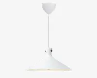 En moderne pendellampe med en bred, konisk skærm i hvidt metal. Skærmen har en glat, mat overflade og hænger ned fra loftet i en lige stang med en matchende hvid loftroset. Designet er minimalistisk med rene linjer og uden synlige dekorative elementer, hvilket gør lampen velegnet til moderne indretning.