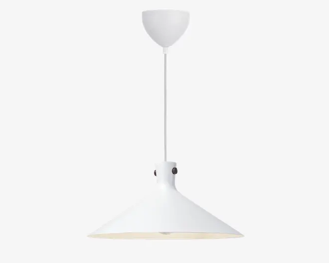En moderne pendellampe med en bred, konisk skærm i hvidt metal. Skærmen har en glat, mat overflade og hænger ned fra loftet i en lige stang med en matchende hvid loftroset. Designet er minimalistisk med rene linjer og uden synlige dekorative elementer, hvilket gør lampen velegnet til moderne indretning.