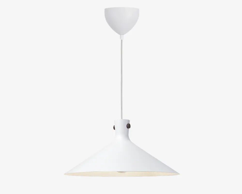 En moderne pendellampe med en bred, konisk skærm i hvidt metal. Skærmen har en glat, mat overflade og hænger ned fra loftet i en lige stang med en matchende hvid loftroset. Designet er minimalistisk med rene linjer og uden synlige dekorative elementer, hvilket gør lampen velegnet til moderne indretning.