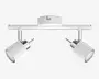 Loftmonteret lampearmatur med to justerbare cylindriske spotlys. Armaturet er mat hvid med kromdetaljer ved basen af hver spot. Spotlysene kan vinkles individuelt for at rette lyset, hvor det ønskes. Designet er moderne og minimalistisk, hvilket passer til forskellige indretninger.