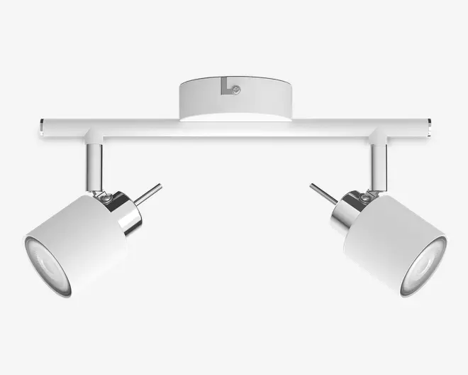 Loftmonteret lampearmatur med to justerbare cylindriske spotlys. Armaturet er mat hvid med kromdetaljer ved basen af hver spot. Spotlysene kan vinkles individuelt for at rette lyset, hvor det ønskes. Designet er moderne og minimalistisk, hvilket passer til forskellige indretninger.