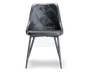 Stol med sort kunstlæderbetræk og et ryglæn med diamantmønster og knapper. Sædet er polstret for ekstra komfort, og stolen har fire slanke, let tilspidsede ben i metal med en mørk finish. Designet er moderne og elegant.
