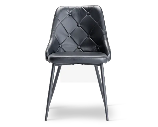 Stol med sort kunstlæderbetræk og et ryglæn med diamantmønster og knapper. Sædet er polstret for ekstra komfort, og stolen har fire slanke, let tilspidsede ben i metal med en mørk finish. Designet er moderne og elegant.