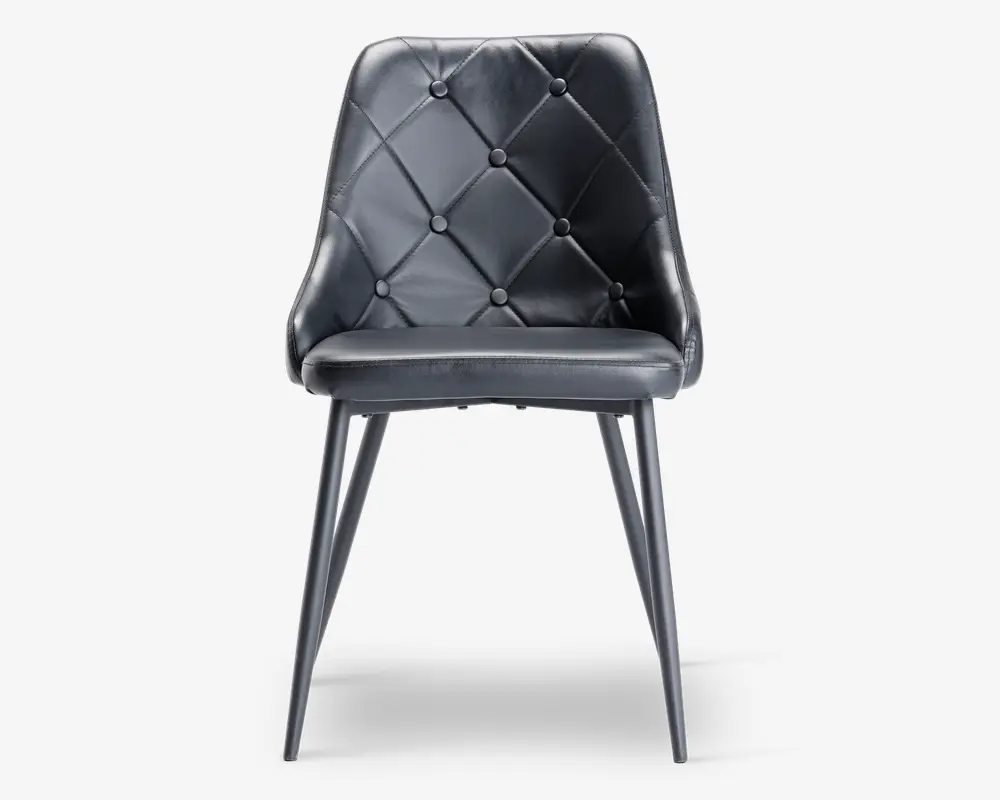 Stol med sort kunstlæderbetræk og et ryglæn med diamantmønster og knapper. Sædet er polstret for ekstra komfort, og stolen har fire slanke, let tilspidsede ben i metal med en mørk finish. Designet er moderne og elegant.