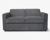 En moderne, kompakt to-personers sofa betrukket med mørkegråt stof. Sofaen har rene, lige linjer med firkantede armlæn og to siddepuder. Ryglænet er delt i to sektioner med en diskret syning i midten. Stoffet ser tæt vævet ud og giver et glat og slidstærkt udtryk. Sofaen står på korte, sorte ben, som næsten ikke kan ses.