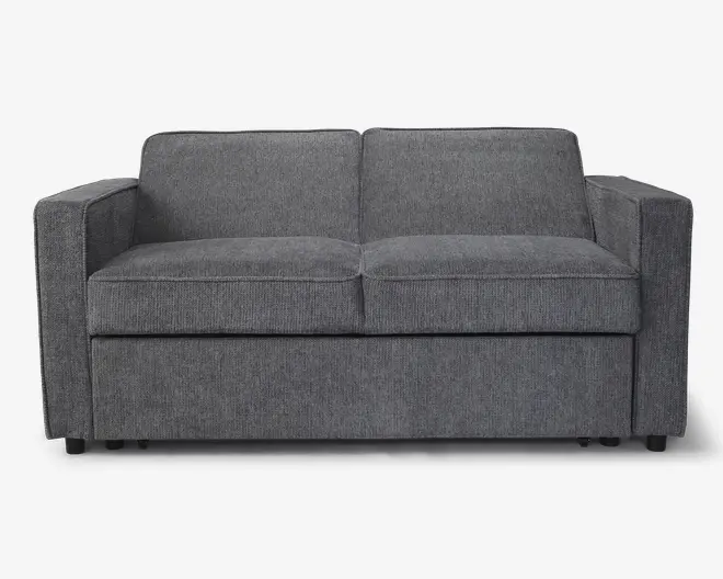 En moderne, kompakt to-personers sofa betrukket med mørkegråt stof. Sofaen har rene, lige linjer med firkantede armlæn og to siddepuder. Ryglænet er delt i to sektioner med en diskret syning i midten. Stoffet ser tæt vævet ud og giver et glat og slidstærkt udtryk. Sofaen står på korte, sorte ben, som næsten ikke kan ses.