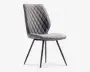 Grå polstret spisebordsstol med høj, buet ryg, diamantquiltede syninger, blødt sæde og slanke mørke metalben i et moderne design.