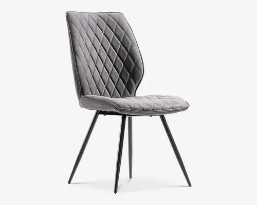Grå polstret spisebordsstol med høj, buet ryg, diamantquiltede syninger, blødt sæde og slanke mørke metalben i et moderne design.
