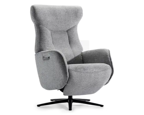 Moderne lænestol betrukket med lysegråt stof, høj ryg og formstøbt polstring for ergonomisk støtte. Stolen har et indbygget kontrolpanel på ydersiden af armlænet, sandsynligvis til justering af ryglænet. Den står på en sort, firebenet metalfod med drejefunktion, som giver stabilitet og 360 graders rotation. Designet er stilrent og moderne, velegnet til stue eller kontor.