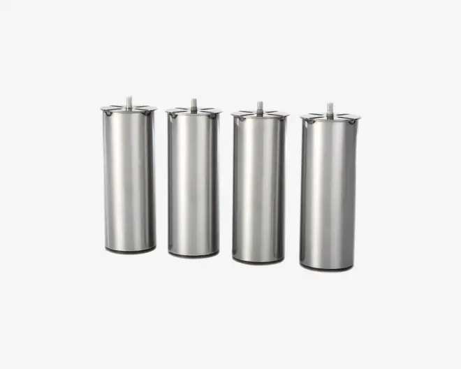 Sæt med fire cylindriske møbelben i børstet rustfrit stål med glat overflade. Hvert ben har en flad monteringsplade øverst med et centralt skruehul for nem fastgørelse samt en sort skridsikker bund for stabilitet og beskyttelse af gulvet.