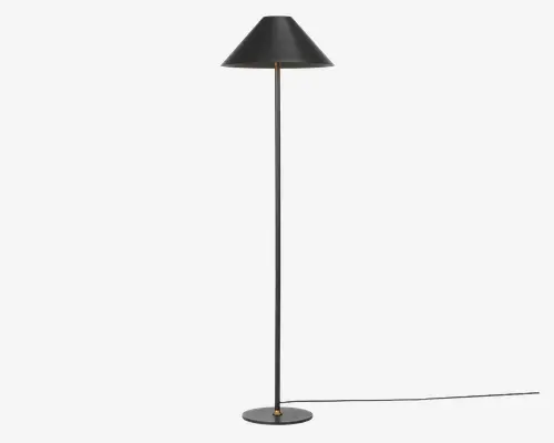 Høj, slank gulvlampe med mat sort finish. Lampen har en konisk lampeskærm og en lige, smal stang, der går ned til en rund, flad fod. Designet er minimalistisk og moderne med diskrete metaldetaljer ved foden og under skærmen. Strømledningen går ud fra lampens fod.