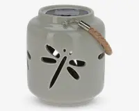 Rund, lysegrå lanterne i keramik med udskåret motiv af en guldsmed på siden. Øverst sidder et solpanel, og der er et kort rebhåndtag fastgjort med metalbeslag, så lanternen nemt kan bæres eller hænges op.