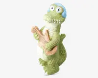 En finurlig figur formet som en grøn krokodille med teksturerede skæl, store rullende øjne og blå hovedtelefoner. Krokodillen står oprejst og holder en lysebrun guitar, hvilket giver den et legende og musikalsk udtryk. Detaljerne inkluderer en hvid bug, fremtrædende tænder og et venligt ansigtsudtryk.