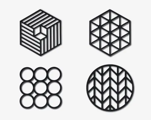 Billedet viser fire forskellige geometriske mønstre i sort. Øverst til venstre er et sekskantet mønster med parallelle linjer, der danner en 3D-terning-illusion. Øverst til højre er et sekskantet mønster med et gitter af krydsende diagonale linjer, der skaber et trekantet net. Nederst til venstre er et 3x3 gitter af cirkler, hver med sort omrids. Nederst til højre er en cirkel fyldt med et gentaget sildeben- eller chevronmønster.
