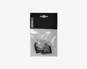 Billedet viser en detailpakke med et sæt små sorte plastikbeslag og skruer, forseglet i en gennemsigtig plastpose med et sort papkort mærket 'DEBEL'. Indholdet ligner monteringsbeslag, hvor beslagene har et enkelt, kantet design, og skruerne er inkluderet til montering.