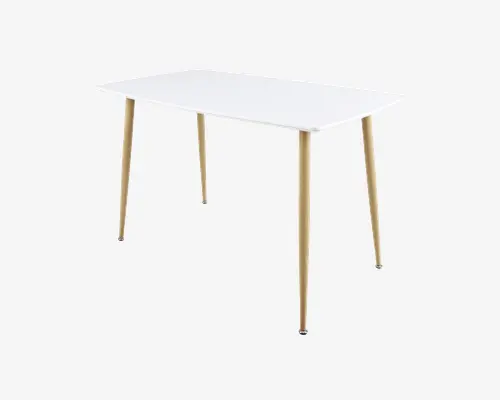 Rektangulært bord med en glat, hvid bordplade og fire slanke, cylindriske ben i lyst trælook. Designet er minimalistisk og moderne med rene linjer og en rummelig overflade, der egner sig til både spisning og arbejde. Benene er let skråtstillede for ekstra stabilitet.