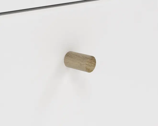 Nærbillede af et cylindrisk håndtag i træ med naturlig træstruktur, monteret vandret på en glat, hvid overflade. Håndtaget har et minimalistisk design og virker robust, velegnet til moderne møbler.