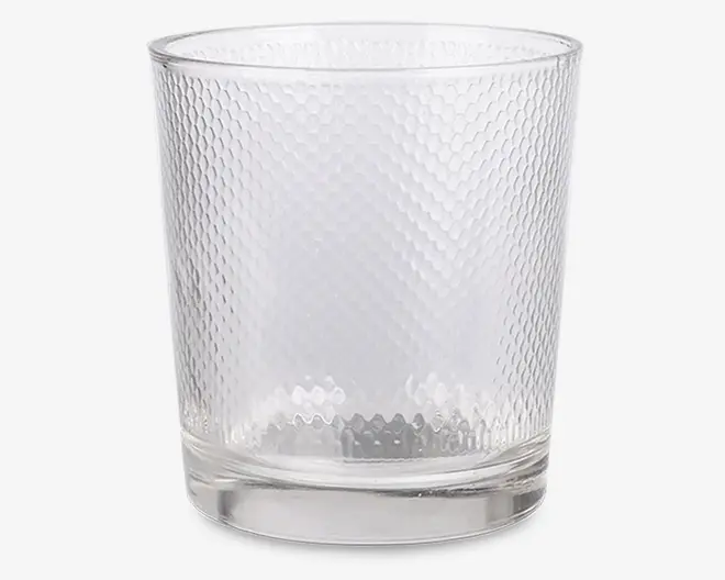 Klar, tekstureret tumbler med facetteret bikagemønster, lige sider og en tyk, tung bund.