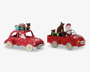 To festlige røde køretøjer med hvide prikker, hver med en julemandsfigur som chauffør. Det første køretøj er en bil med en stak farverige indpakkede gaver og et brunt rensdyr på taget. Det andet køretøj er en pickup med en stor brun sæk, flere indpakkede gaver og et rensdyr på ladet. Begge køretøjer har hjulkapsler med guldfarvede stjerner og sjove nummerplader med teksten 'Oh oh oh' og 'Ho Ho Ho.'